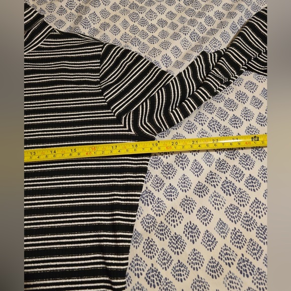 ANN TAILOR BEAUTIFUL 🤩 BLACK ,WHITE AND SILVER METALLIC STRIPED WOMEN’S SWEATER - Picture 13 of 16
